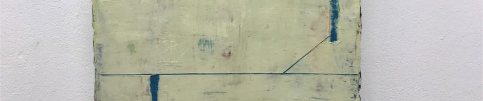 Blanc, palmier bleu et lac